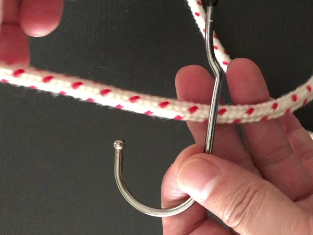 釣り針の結び方の手順1 針の軸に糸を添える