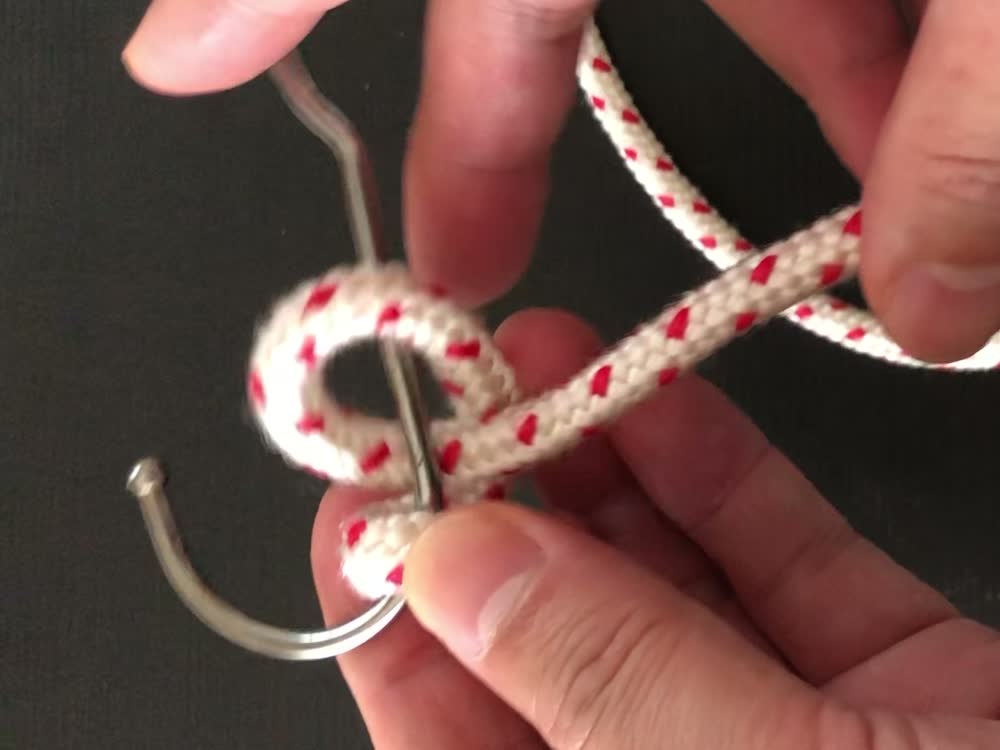 釣り針の結び方の手順2 軸に巻きつけていく