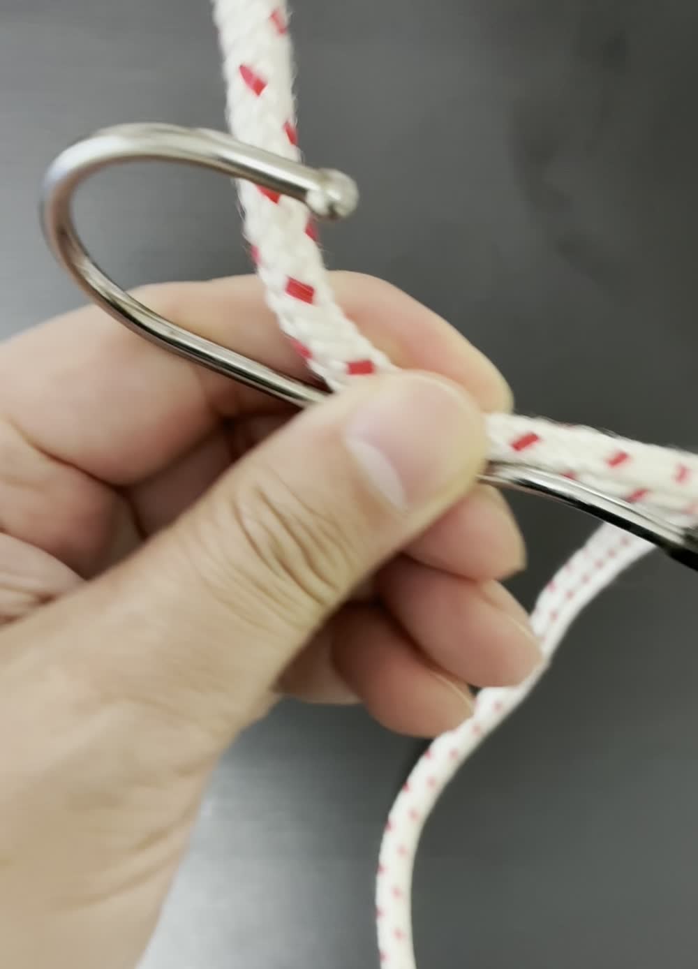 本結びの手順1 ロープの端を輪にかける