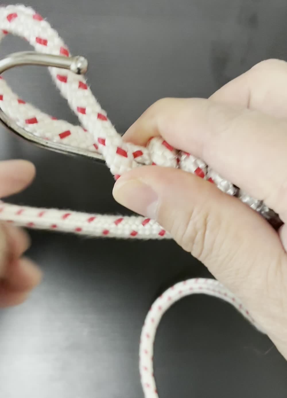 本結びの手順3 もう一度交差させて締める