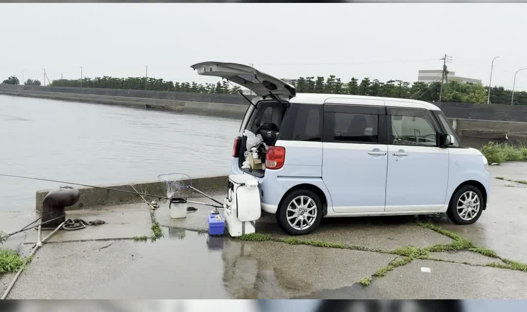 車を横付けした釣り座、雨の中の常滑港