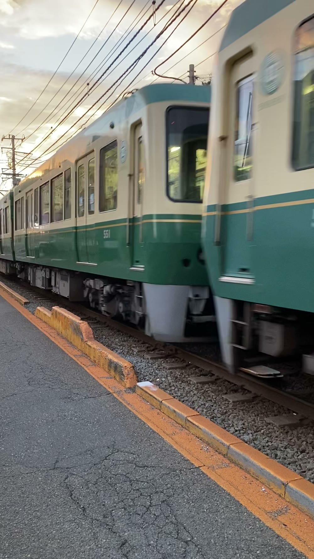 江ノ電の電車がホームに入るところ