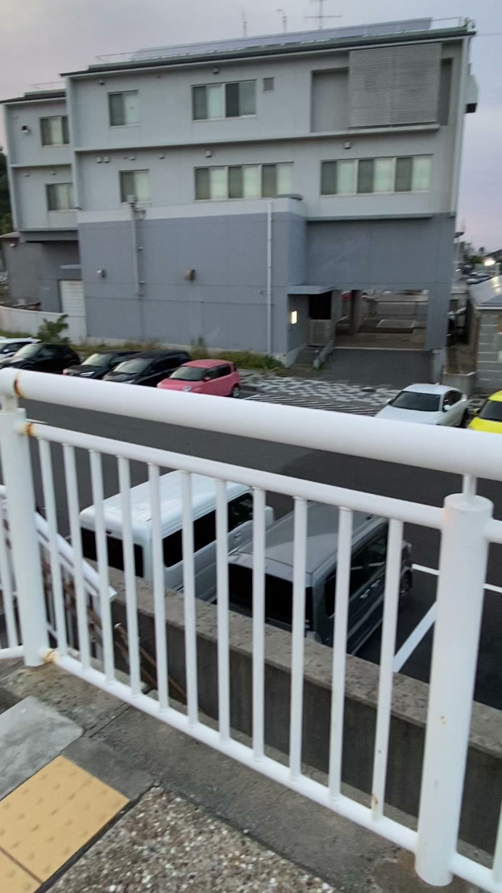 釣り場に近い駐車場を柵ごしに見たところ
