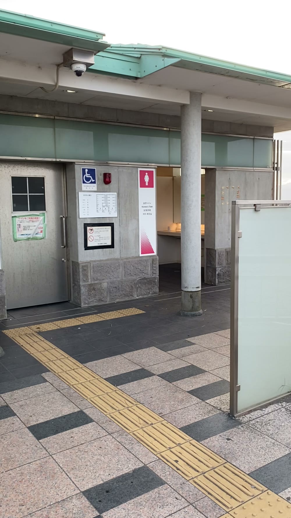 江ノ島弁天橋を渡ったところにある緑の屋根のトイレ