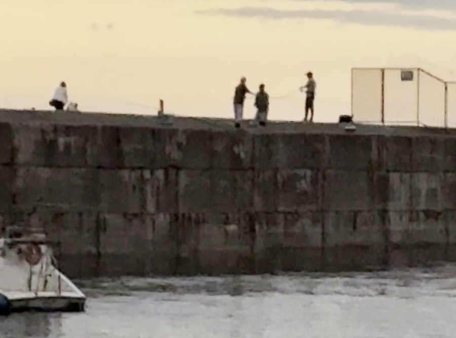 夕方、外海側の堤防で釣りをする人たち