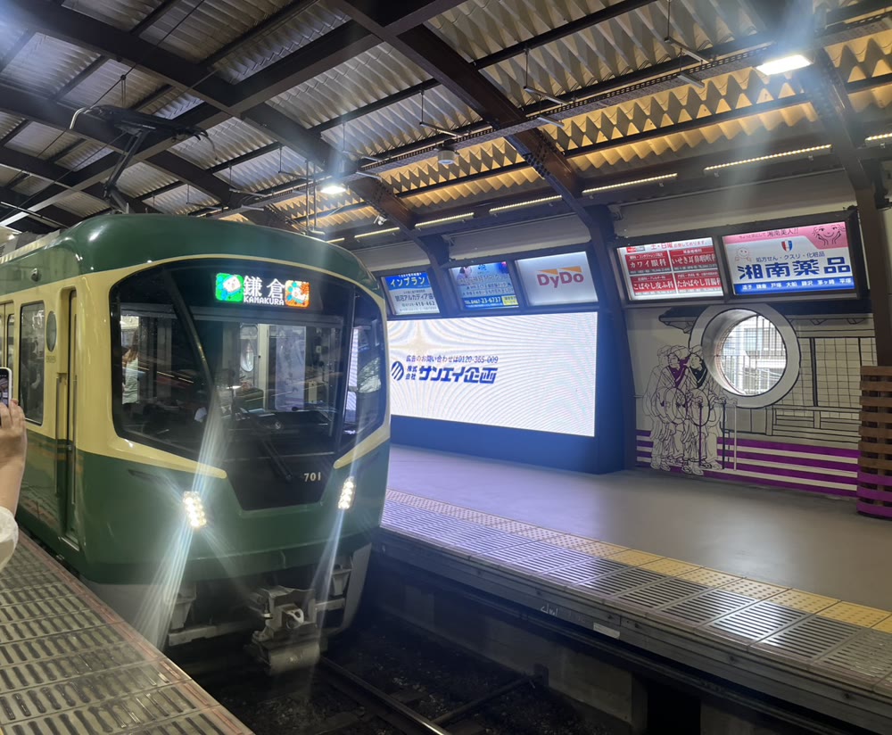 江ノ島駅のホームに入ってきた、鎌倉行きの江ノ電