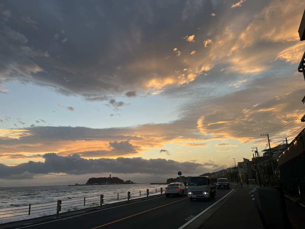 夕焼けの空の下を通る、七里ヶ浜の国道