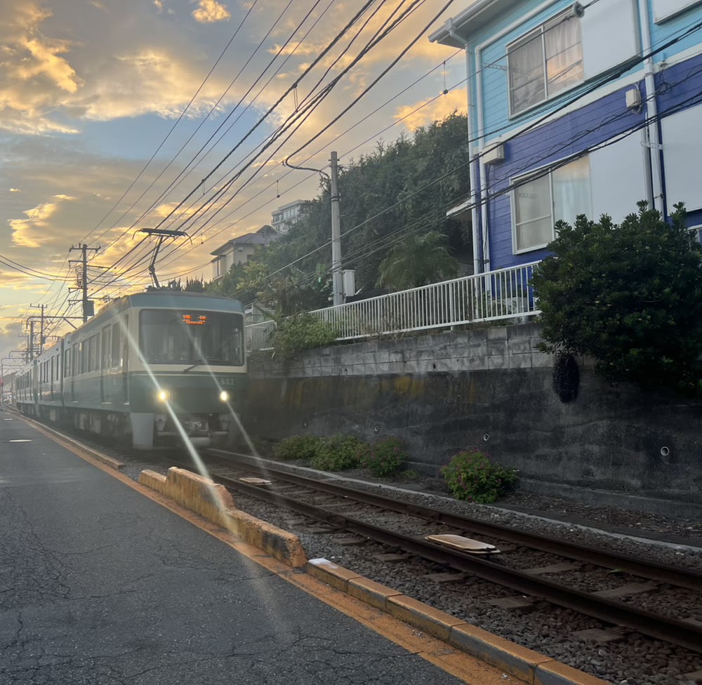 七里ヶ浜駅の近くで、線路のそばの道を走る江ノ電