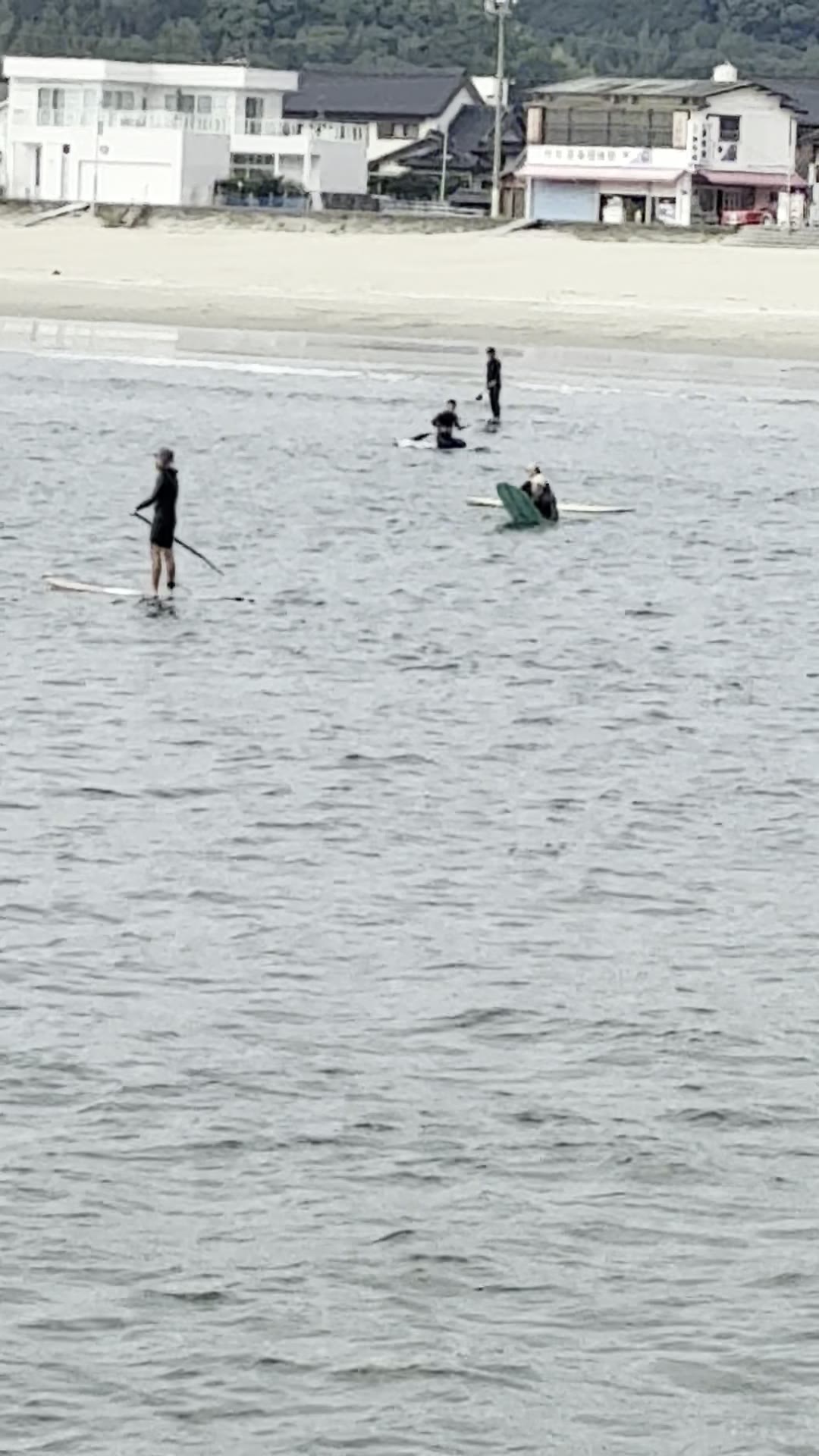 SUP(サップ)で海に立って漕ぐ様子