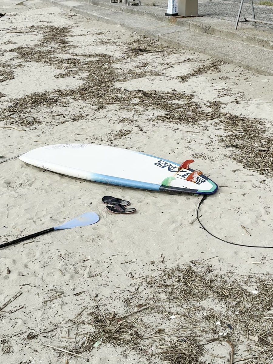 砂浜に置かれたSUPボードとパドル